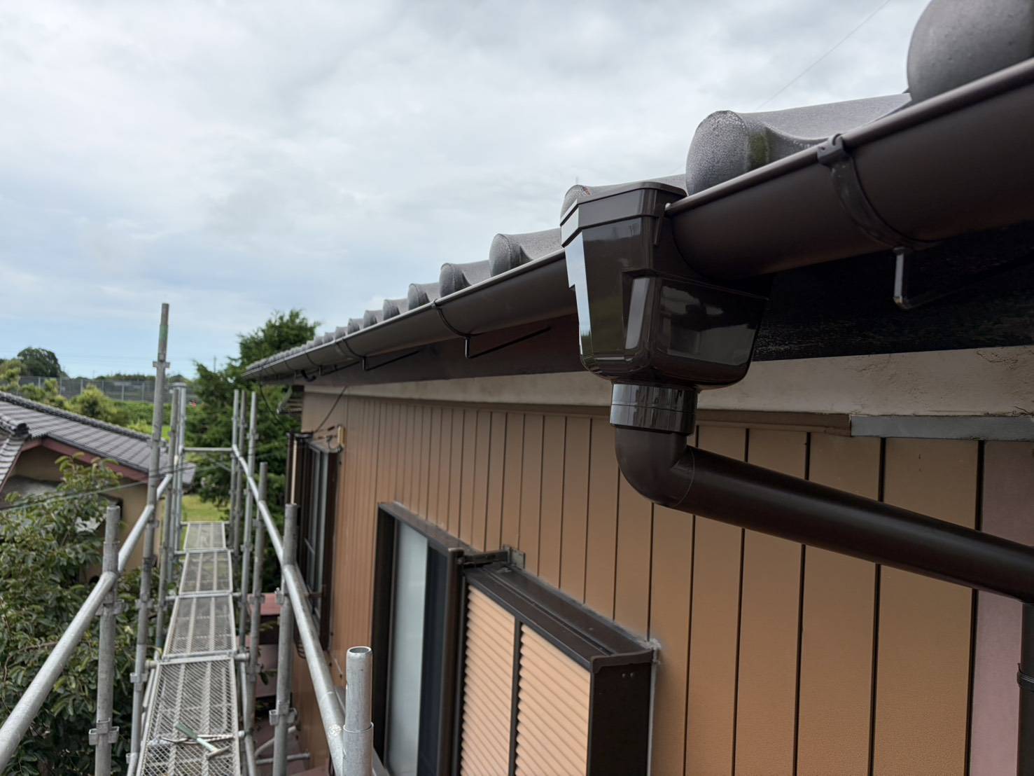 交換した雨樋と集水器・縦樋